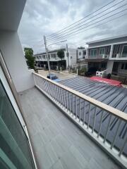 2-story townhome, 3 bedrooms, 2 bathrooms, near Nong Hoi Market.