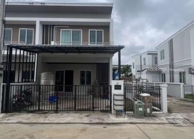 2-story townhome, 3 bedrooms, 2 bathrooms, near Nong Hoi Market.