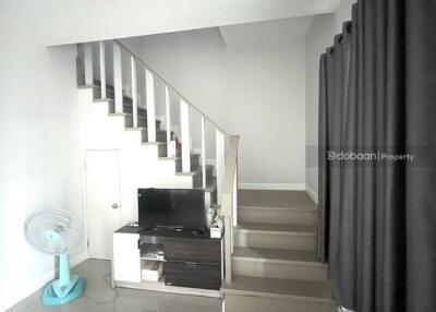 2-story townhome, 3 bedrooms, 2 bathrooms, near Nong Hoi Market.