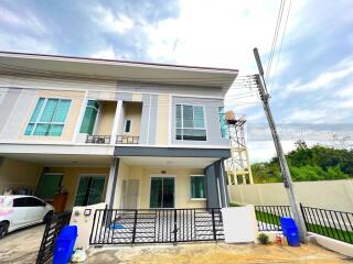 Townhome, 2 floors, 3 bedrooms, 3 bathrooms, located in San Kamphaeng zone, near Bo Sang intersection.