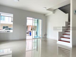 Townhome, 2 floors, 3 bedrooms, 3 bathrooms, located in San Kamphaeng zone, near Bo Sang intersection.