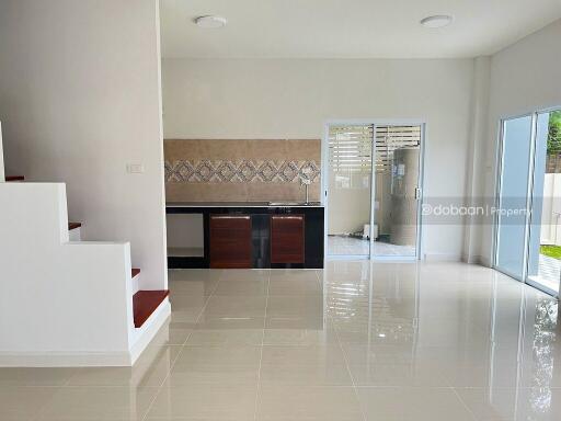 Townhome, 2 floors, 3 bedrooms, 3 bathrooms, located in San Kamphaeng zone, near Bo Sang intersection.