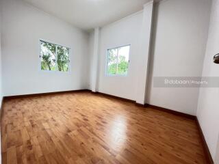 Townhome, 2 floors, 3 bedrooms, 3 bathrooms, located in San Kamphaeng zone, near Bo Sang intersection.