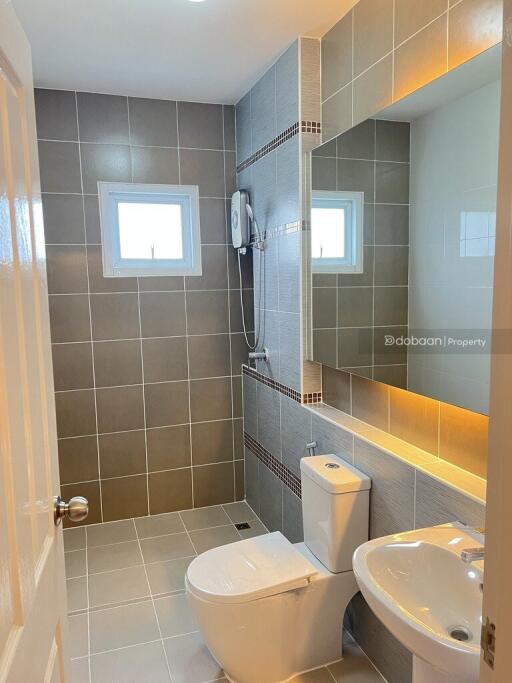 Townhome, 2 floors, 3 bedrooms, 3 bathrooms, located in San Kamphaeng zone, near Bo Sang intersection.