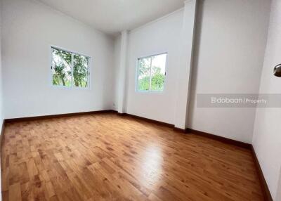 Townhome, 2 floors, 3 bedrooms, 3 bathrooms, located in San Kamphaeng zone, near Bo Sang intersection.