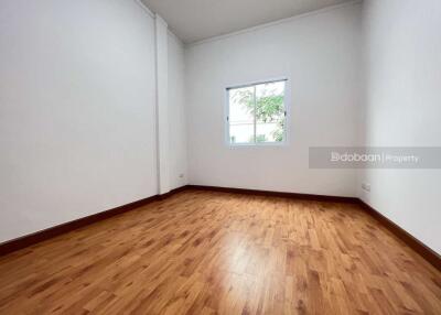 Townhome, 2 floors, 3 bedrooms, 3 bathrooms, located in San Kamphaeng zone, near Bo Sang intersection.