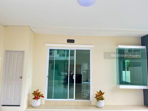 Townhome, 2 floors, 3 bedrooms, 3 bathrooms, located in San Kamphaeng zone, near Bo Sang intersection.