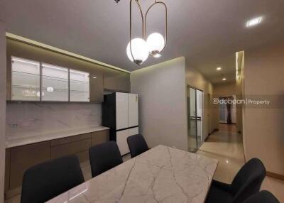 Condo with 3 bedrooms, 2 bathrooms, fully furnished and ready to move in, near Central Festival Chiang Mai.