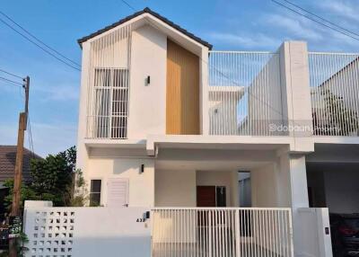 Detached house with 2 floors, 3 bedrooms, and 3 bathrooms in Saraphi zone, near 89 Plaza.