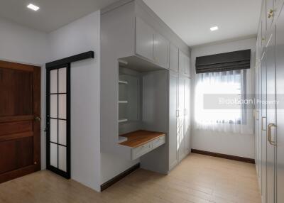 A two-story detached house with three bedrooms and four bathrooms located in the Hang Dong area, near Kad Farang.