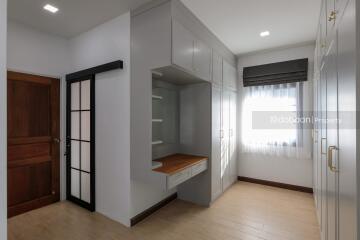 A two-story detached house with three bedrooms and four bathrooms located in the Hang Dong area, near Kad Farang.