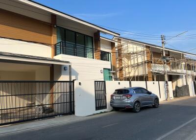 Single house, 2 floors, 4 bedrooms, 5 bathrooms, in the Chiang Mai city area, near the airport.