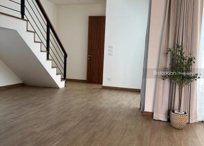 Single house, 2 floors, 4 bedrooms, 5 bathrooms, in the Chiang Mai city area, near the airport.