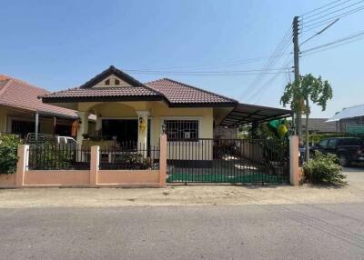 Single-story Colonial-style house with 2 bedrooms and 2 bathrooms.