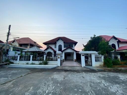 Detached two-story modern house with 4 bedrooms, 4 bathrooms in the Tha Sala zone.