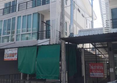 A modern commercial building with 3 bedrooms and 3 bathrooms in the Nong Hoi, Muang Chiang Mai City