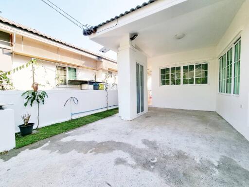 A single-story, English-style house with 3 bedrooms and 2 bathrooms in the San Sai zone.