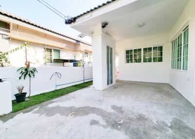 A single-story, English-style house with 3 bedrooms and 2 bathrooms in the San Sai zone.