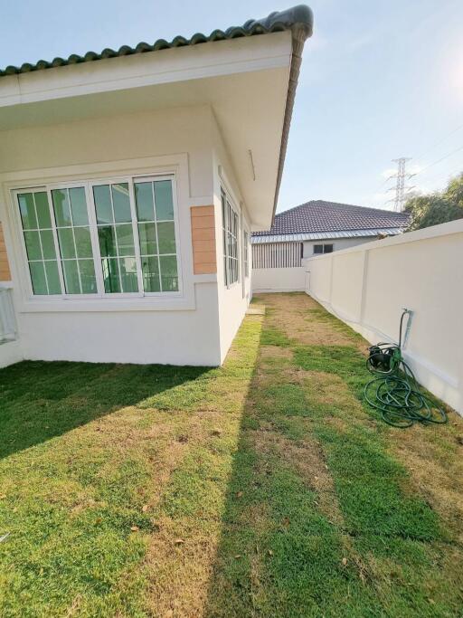 A single-story, English-style house with 3 bedrooms and 2 bathrooms in the San Sai zone.