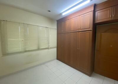 Detached house, 2 stories, modern style, 4 bedrooms, 3 bathrooms in San Phi Suea zone.