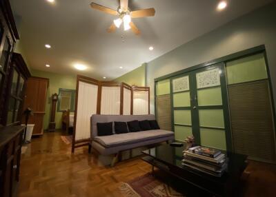 A single-story, contemporary style house with 2 bedrooms and 2 bathrooms in the Hang Dong zone.