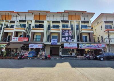 A commercial building with 2 bedrooms and 3 bathrooms in the Mae Rim zone.