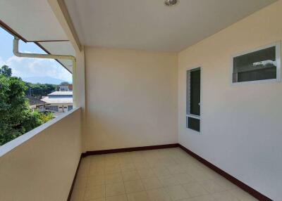 A commercial building with 2 bedrooms and 3 bathrooms in the Mae Rim zone.