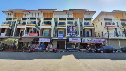 A commercial building with 2 bedrooms and 3 bathrooms in the Mae Rim zone.