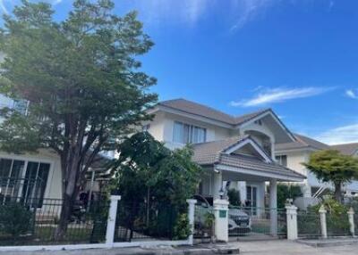 Detached house, 2 stories, contemporary style, 4 bedrooms, 3 bathrooms in the Tha Wang Tan zone.