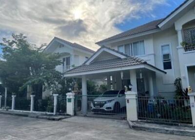 Detached house, 2 stories, contemporary style, 4 bedrooms, 3 bathrooms in the Tha Wang Tan zone.