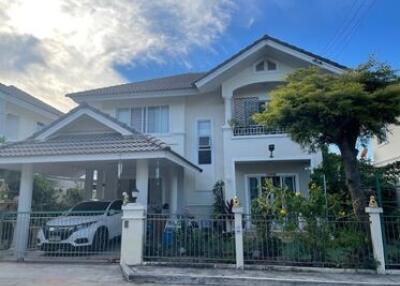 Detached house, 2 stories, contemporary style, 4 bedrooms, 3 bathrooms in the Tha Wang Tan zone.