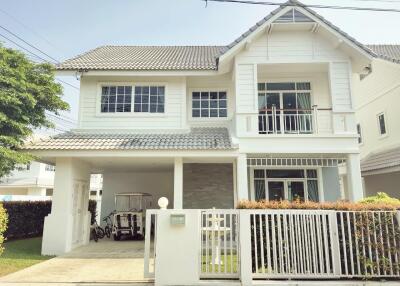 Detached house, 2 floors, Colonial style, 3 bedrooms, 3 bathrooms.