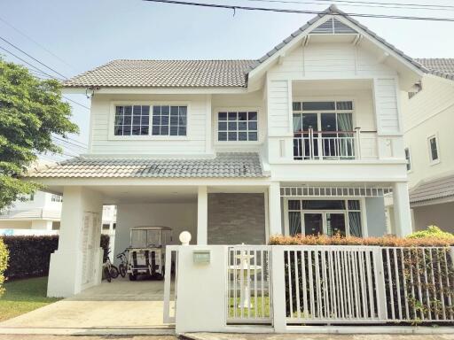 Detached house, 2 floors, Colonial style, 3 bedrooms, 3 bathrooms.