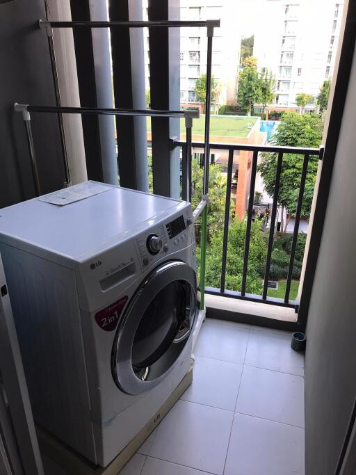 A 1-bedroom, 1-bathroom condominium located near Central Festival and Thep Phanom Hospital.