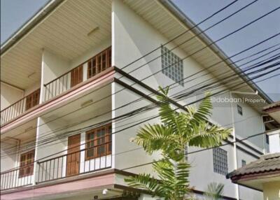 A commercial building with 4 bedrooms and 3 bathrooms located in the heart of Chiang Mai, offering convenient transportation and close proximity to the airport.