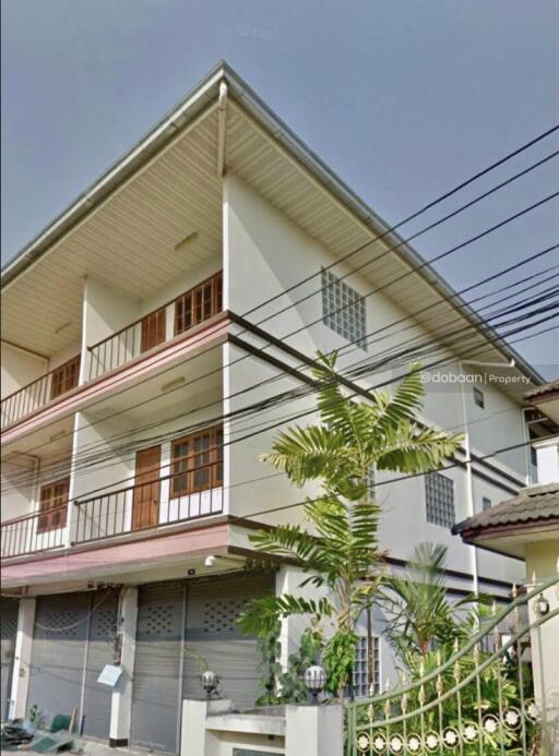 A commercial building with 4 bedrooms and 3 bathrooms located in the heart of Chiang Mai, offering convenient transportation and close proximity to the airport.