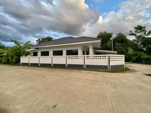 Single-storey detached house Contemporary style, 3 bedrooms, 2 bathrooms.