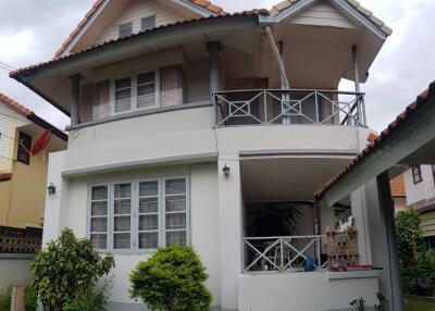 Detached house, 2 floors, 3 bedrooms, 2 bathrooms.