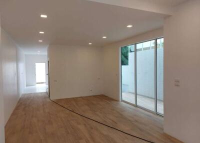 A modern 2 Story twin house with 3 bedrooms and 3 bathrooms in Fa Ham, Mueang Chiang Mai city