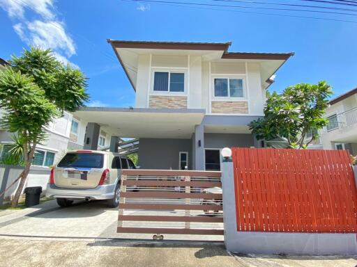 A two-story Luxury Style single-family house with 3 bedrooms and 3 bathrooms.