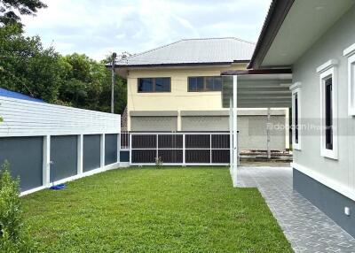 Single-story contemporary-style house with 3 bedrooms and 2 bathrooms.