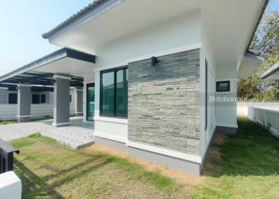 Single-story detached house, contemporary style, 3 bedrooms, 2 bathrooms.