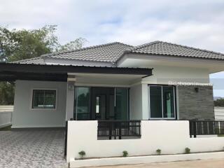 Single-story detached house, contemporary style, 3 bedrooms, 2 bathrooms.