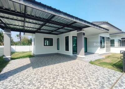 Single-story detached house, contemporary style, 3 bedrooms, 2 bathrooms.