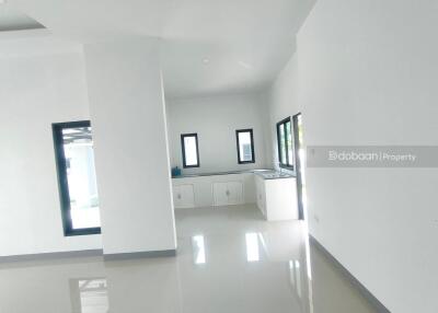 Single-story detached house, contemporary style, 3 bedrooms, 2 bathrooms.