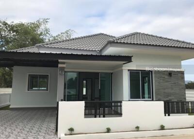 Single-story detached house, contemporary style, 3 bedrooms, 2 bathrooms.