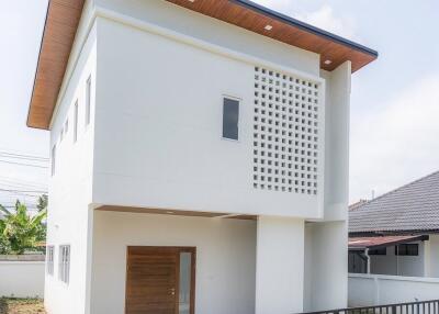 2-story detached house, modern style, 3 bedrooms, 3 bathrooms.