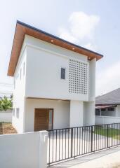 2-story detached house, modern style, 3 bedrooms, 3 bathrooms.