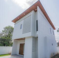 2-story detached house, modern style, 3 bedrooms, 3 bathrooms.