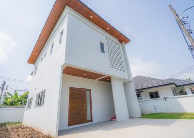 2-story detached house, modern style, 3 bedrooms, 3 bathrooms.